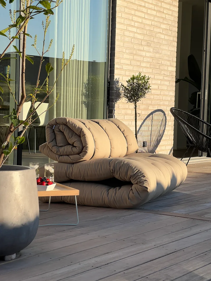 BUCKLE-UP SOFA OUT™ DARK GREY W. 3 BLACK NYLON BELTS van Karup Design – sfeerfoto 11 van 15