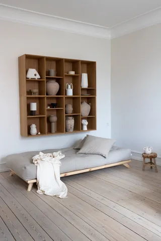 SENZA DAYBED CLEAR LACQUERED W. SENZA DAYBED MATTRESS SET WHEAT BEIGE van Karup Design – sfeerfoto 2 van 8