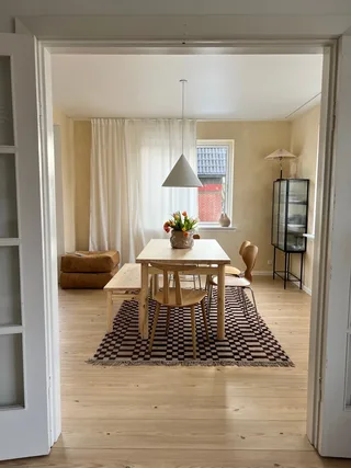 PACE DINING TABLE CLEAR LACQUERED von Karup Design – Ambientefoto 3 von 5