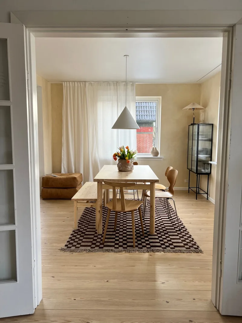 PACE DINING TABLE CLEAR LACQUERED von Karup Design – Ambientefoto 3 von 5