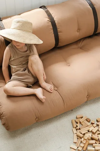 BUCKLE-UP SOFA LINEN W. 3 BROWN LEATHER BELTS van Karup Design – sfeerfoto 5 van 11