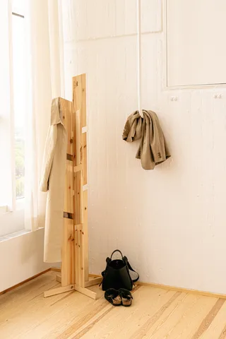 KEEPER COAT STAND RAW de Karup Design – photo d’ambiance 6 sur 12