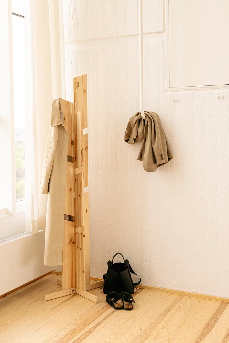 KEEPER COAT STAND RAW de Karup Design – photo d’ambiance 6 sur 12
