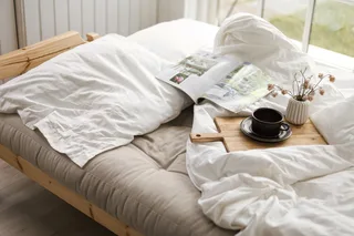 GRAB CAROB BROWN LACQUERED W. 5-LAYER MIXED MATTRESS IVORY by Karup Design – interior photo 5 of 10
