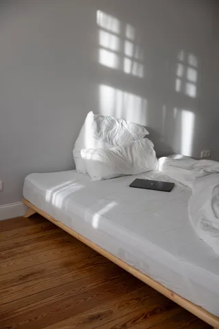 SENZA BED CLEAR LACQUERED 140 X 200 de Karup Design – photo d’ambiance 9 sur 11