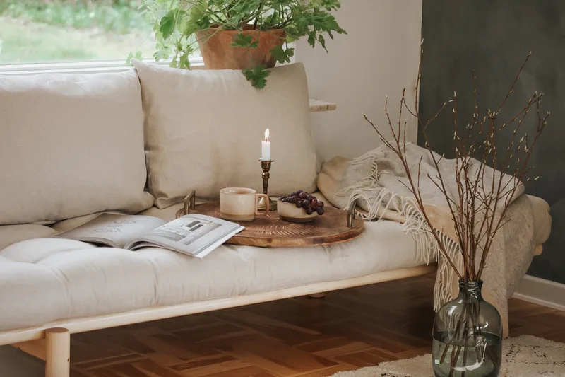 PACE DAYBED CLEAR LACQUERED W. 4-LAYER MIXED MATTRESS WHEAT BEIGE de Karup Design – photo d’ambiance 5 sur 10