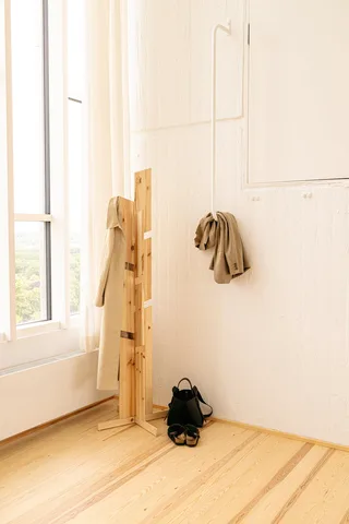 KEEPER COAT STAND RAW de Karup Design – photo d’ambiance 10 sur 12