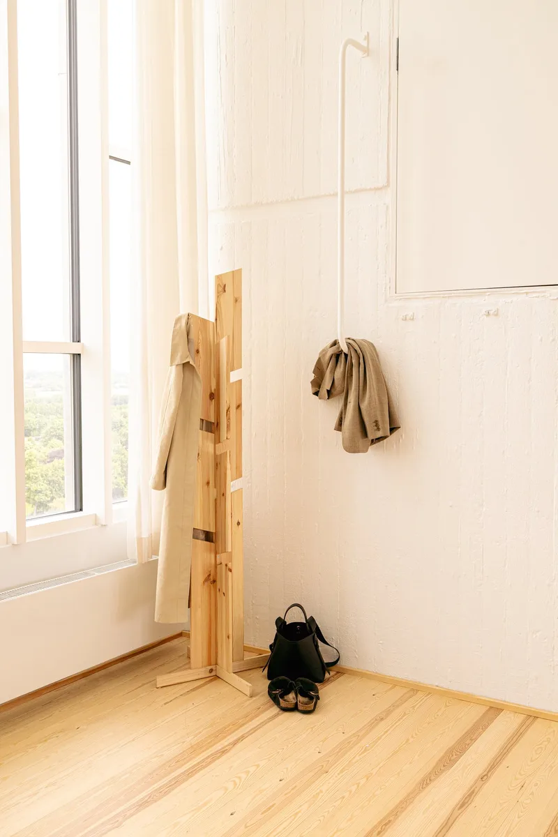KEEPER COAT STAND RAW de Karup Design – photo d’ambiance 10 sur 12