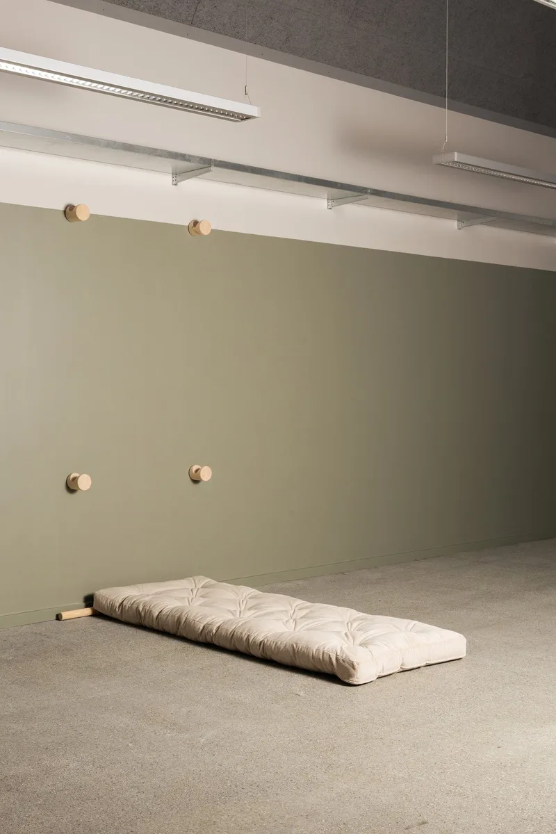 HOOKED RAW 75 x 200 W. BRAVO MATTRESS FUDGE BROWN by Karup Design – interior photo 7 of 13