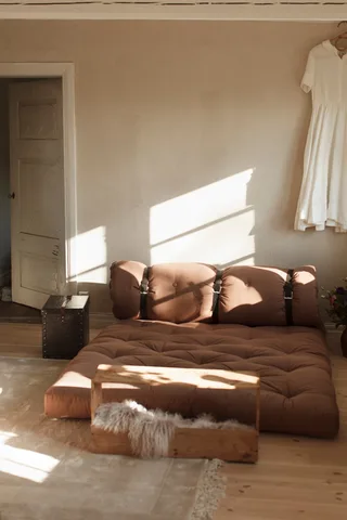 BUCKLE-UP SOFA LINEN W. 3 BROWN LEATHER BELTS van Karup Design – sfeerfoto 4 van 11
