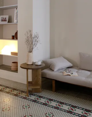 PACE DAYBED CLEAR LACQUERED W. 4-LAYER MIXED MATTRESS WHEAT BEIGE de Karup Design – photo d’ambiance 9 sur 10