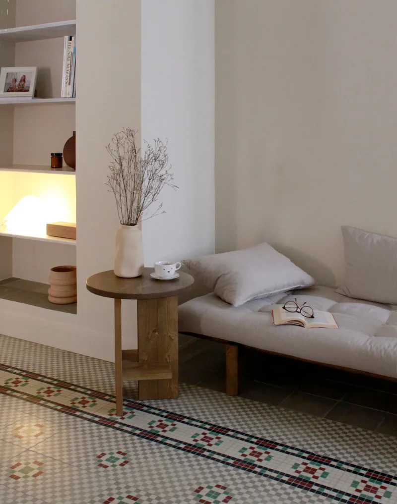 PACE DAYBED CLEAR LACQUERED W. 4-LAYER MIXED MATTRESS WHEAT BEIGE de Karup Design – photo d’ambiance 9 sur 10