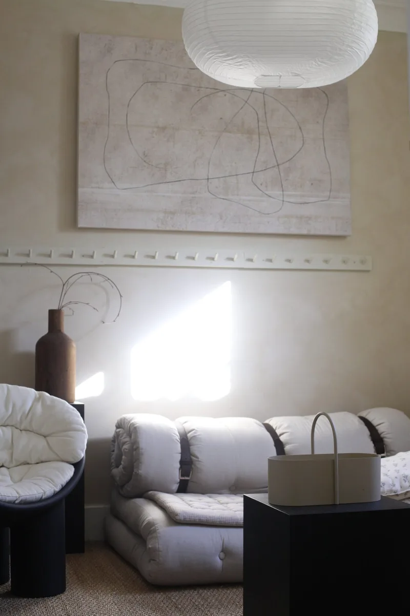 BUCKLE-UP SOFA LINEN W. 3 BROWN LEATHER BELTS van Karup Design – sfeerfoto 9 van 11