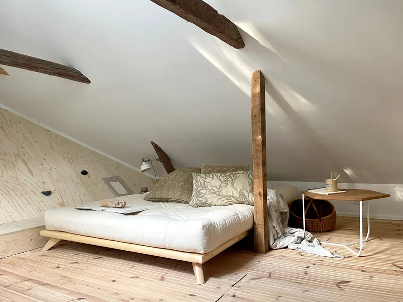 SENZA BED CLEAR LACQUERED 140 X 200 de Karup Design – photo d’ambiance 6 sur 11