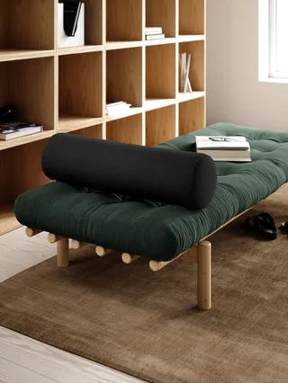 NEXT DAYBED CLEAR LACQUERED W. 4-LAYER MIXED MATTRESS FUDGE BROWN van Karup Design – sfeerfoto 3 van 7