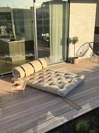 BUCKLE-UP SOFA OUT™ DARK GREY W. 3 BLACK NYLON BELTS van Karup Design – sfeerfoto 12 van 15