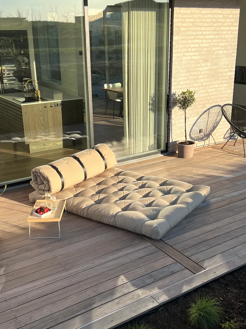 BUCKLE-UP SOFA OUT™ DARK GREY W. 3 BLACK NYLON BELTS van Karup Design – sfeerfoto 12 van 15