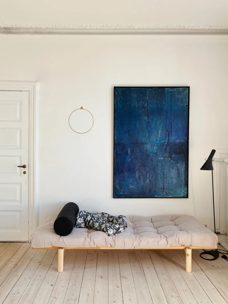 NEXT DAYBED CLEAR LACQUERED W. 4-LAYER MIXED MATTRESS FUDGE BROWN van Karup Design – sfeerfoto 6 van 7