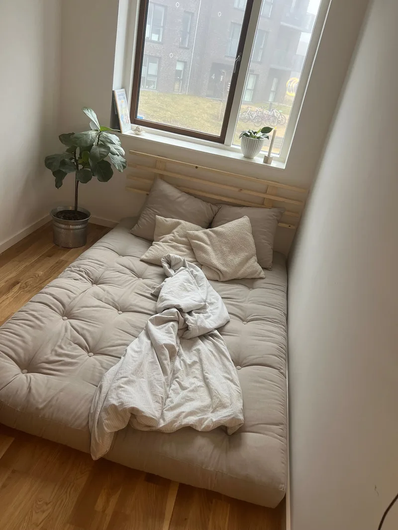 SHIN SANO CLEAR LACQUERED W. SHIN SANO MATTRESS SET BEIGE van Karup Design – sfeerfoto 5 van 6