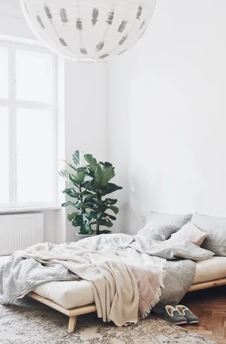 SENZA BED CLEAR LACQUERED 140 X 200 de Karup Design – photo d’ambiance 3 sur 11
