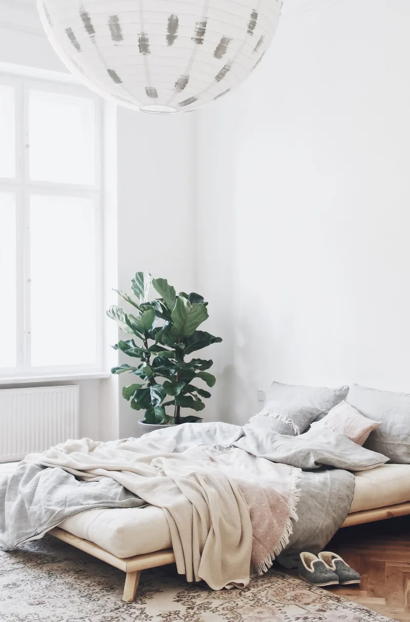 SENZA BED CLEAR LACQUERED 140 X 200 de Karup Design – photo d’ambiance 3 sur 11