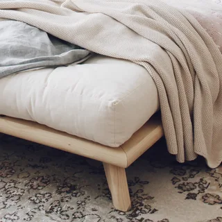 SENZA BED CLEAR LACQUERED 140 X 200 de Karup Design – photo d’ambiance 4 sur 11