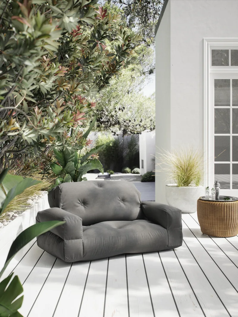 HIPPO SOFA OUT™ DARK GREY de Karup Design – photo d’ambiance 3 sur 4