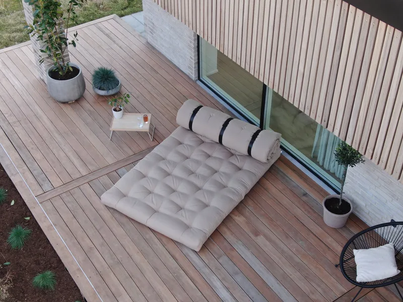 BUCKLE-UP SOFA OUT™ DARK GREY W. 3 BLACK NYLON BELTS van Karup Design – sfeerfoto 8 van 15