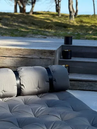 BUCKLE-UP SOFA OUT™ DARK GREY W. 3 BLACK NYLON BELTS van Karup Design – sfeerfoto 14 van 15