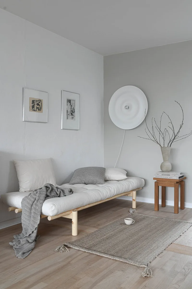PACE DAYBED CLEAR LACQUERED W. 4-LAYER MIXED MATTRESS WHEAT BEIGE de Karup Design – photo d’ambiance 6 sur 10