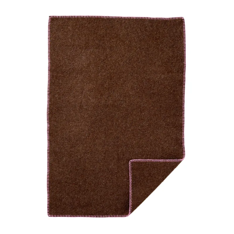 Cozy baby van Klippan Yllefabrik in Walnut/Pink – productfoto