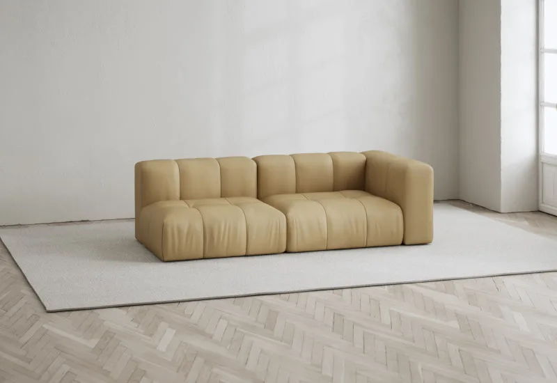 Cecco 2-sits soffa öppen vänster van LAYERED in Velvet Harvest Yellow – sfeerfoto