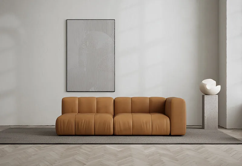 Cecco 2-sits soffa öppen vänster von LAYERED in Leather Brandy – Ambientefoto
