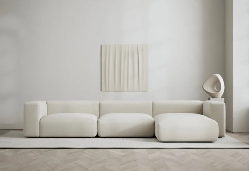 Rosso 3-sits med divan höger von LAYERED in Bouclé Pearly Off White – Ambientefoto