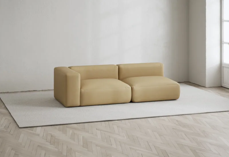 Rosso 2-sits soffa öppen höger van LAYERED in Velvet Harvest Yellow – sfeerfoto