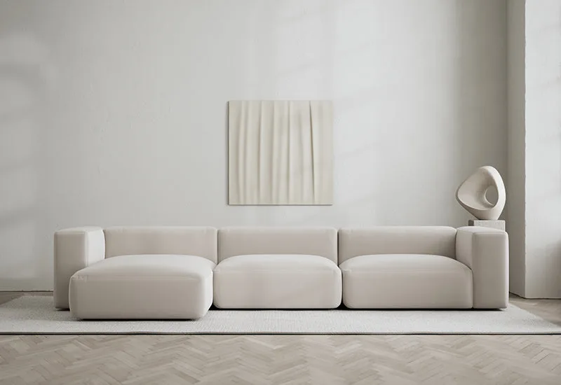 Rosso 3-sits soffa med divan vänster van LAYERED in Velvet Bone White – sfeerfoto