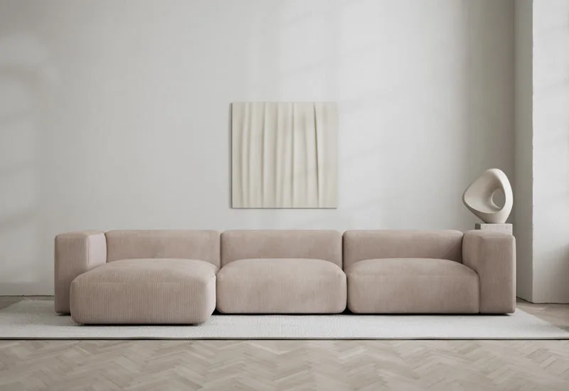 Rosso 3-sits soffa med divan vänster von LAYERED in Cord Light Nougat – Ambientefoto