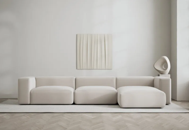 Rosso 3-sits med divan höger von LAYERED in Velvet Bone White – Ambientefoto