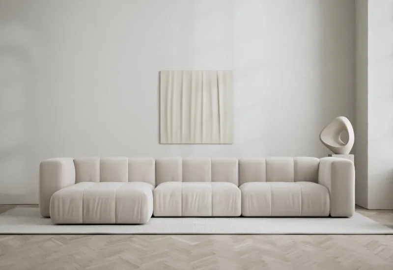 Cecco 3-sits soffa med divan vänster van LAYERED in Velvet Bone White – sfeerfoto