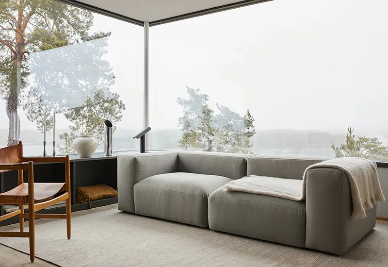 Rosso 2-sits soffa by LAYERED in Linen Look Cold Clay – interior photo