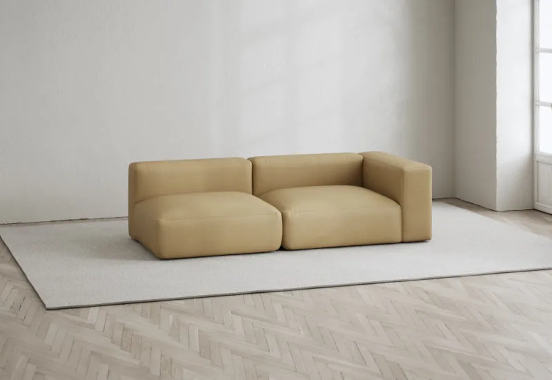 Rosso 2-sits soffa öppen vänster van LAYERED in Velvet Harvest Yellow – sfeerfoto
