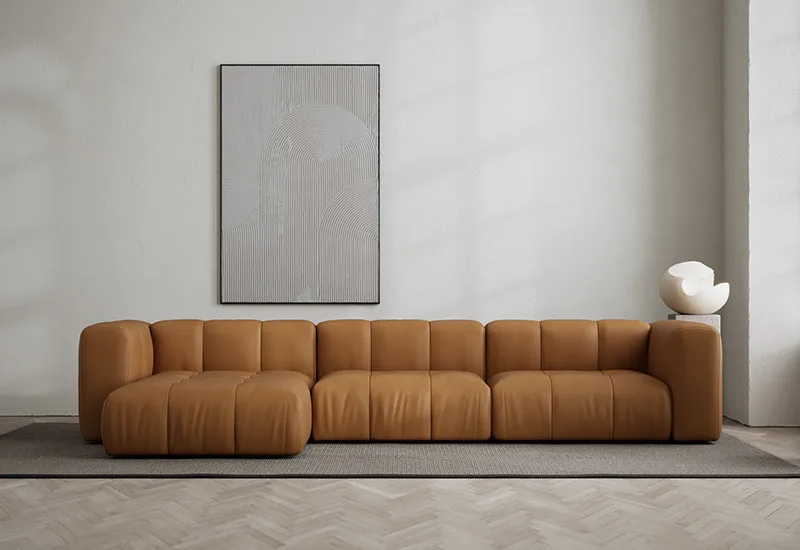 Cecco 3-sits soffa med divan vänster by LAYERED in Leather Brandy – interior photo