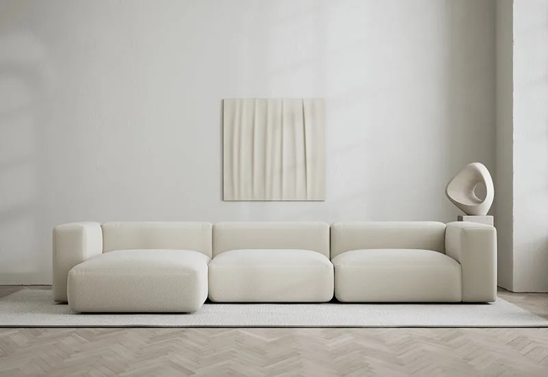 Rosso 3-sits soffa med divan vänster von LAYERED in Bouclé Pearly Off White – Ambientefoto