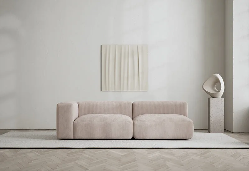 Rosso 2-sits soffa öppen höger van LAYERED in Cord Light Nougat – sfeerfoto