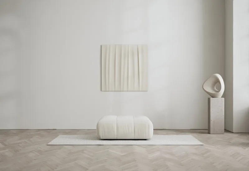 Cecco Fotpall von LAYERED in Bouclé Pearly Off White – Ambientefoto