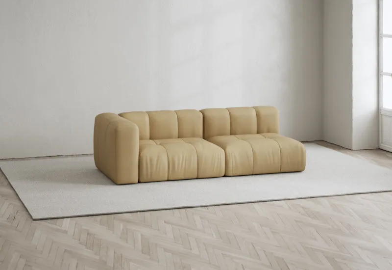 Cecco 2-sits soffa öppen höger de LAYERED en Velvet Harvest Yellow – photo d’ambiance
