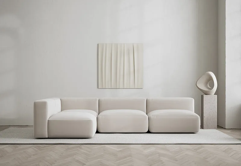 Rosso 4-sits hörnsoffa vänster van LAYERED in Velvet Bone White – sfeerfoto