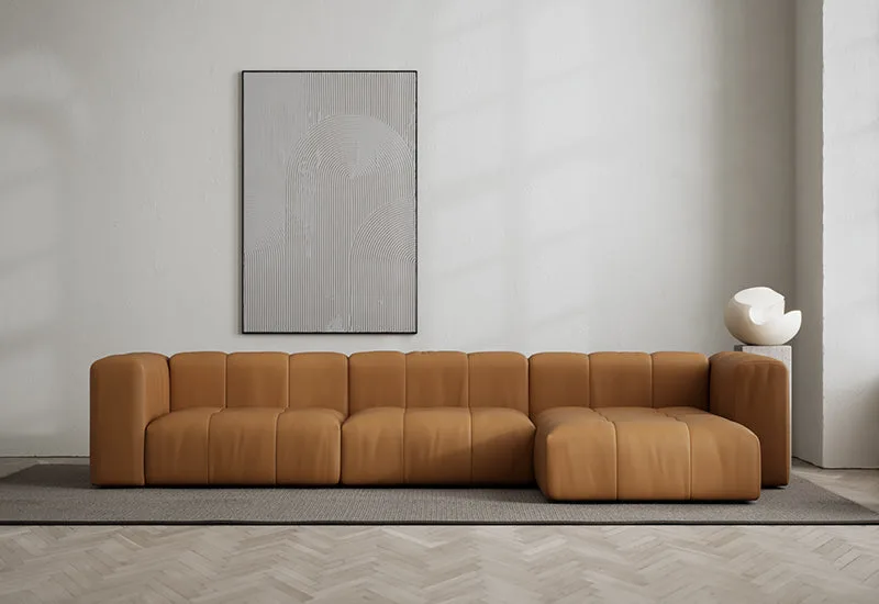 Cecco 3-sits soffa med divan höger von LAYERED in Leather Brandy – Ambientefoto