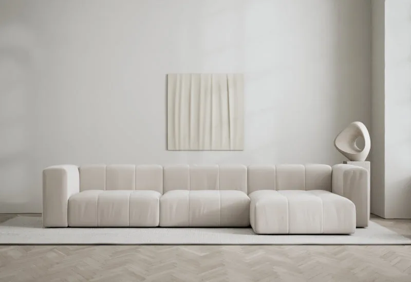 Cecco 3-sits soffa med divan höger von LAYERED in Velvet Bone White – Ambientefoto