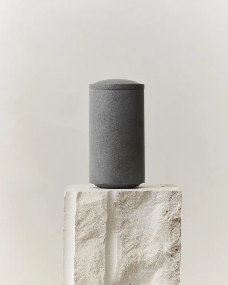 GALLERY OBJECT JAR 04 de LOUISE ROE en Black Basalt – photo du produit